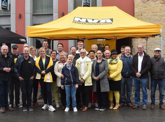 De N-VA ploeg tijdens de gele tent actie